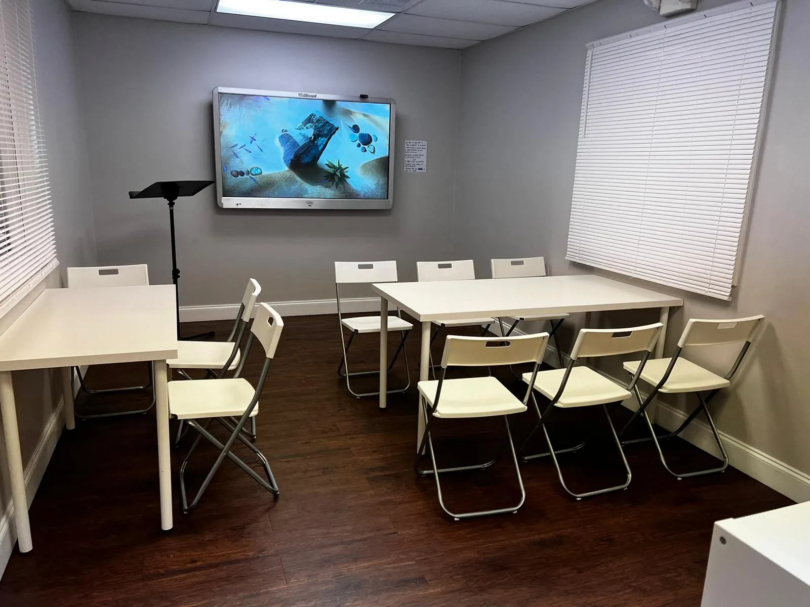 Sala de clases con pantalla Willboard